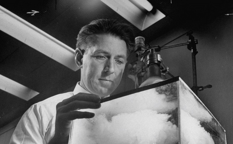 Schaefer en el laboratorio a punto de conseguir la nieve artificial. Getty